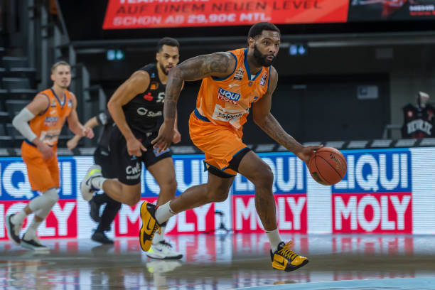 周定洋入围亚冠最佳球员,但因限薪令遭拒,欲重返欧洲或改身份寻求更高薪资。(周定洋入选亚冠最佳候选,受限薪影响谈判受阻,考虑重返欧洲或变更身份以谋更高薪资)