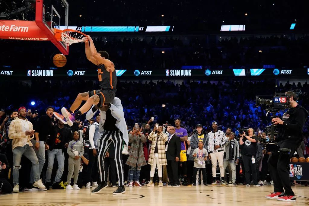 撞飞训练师!阿门最新训练视频出炉 队记盛赞力量太强